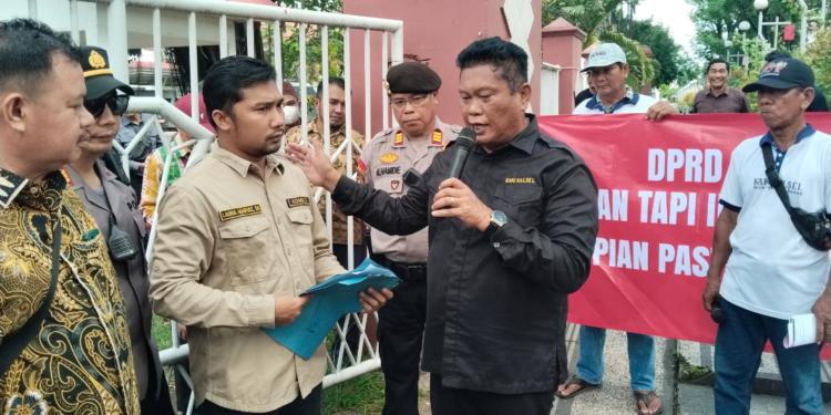 Ketua Komisi II DPRD Kabupaten Banjar Lauhul Mahfudz Temui LSM KAKI Yang Demontrasi