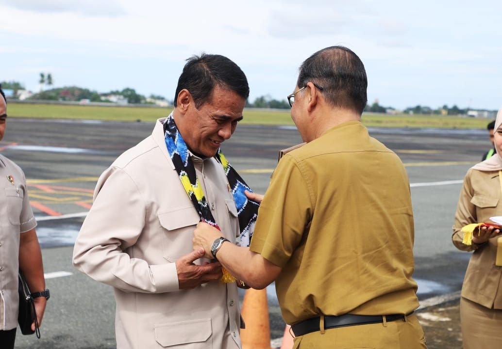 Menteri Pertanian RI Disambut Jajaran Pemprov Kalsel dan Langsung Tinjau Panen Padi di Tanah Laut