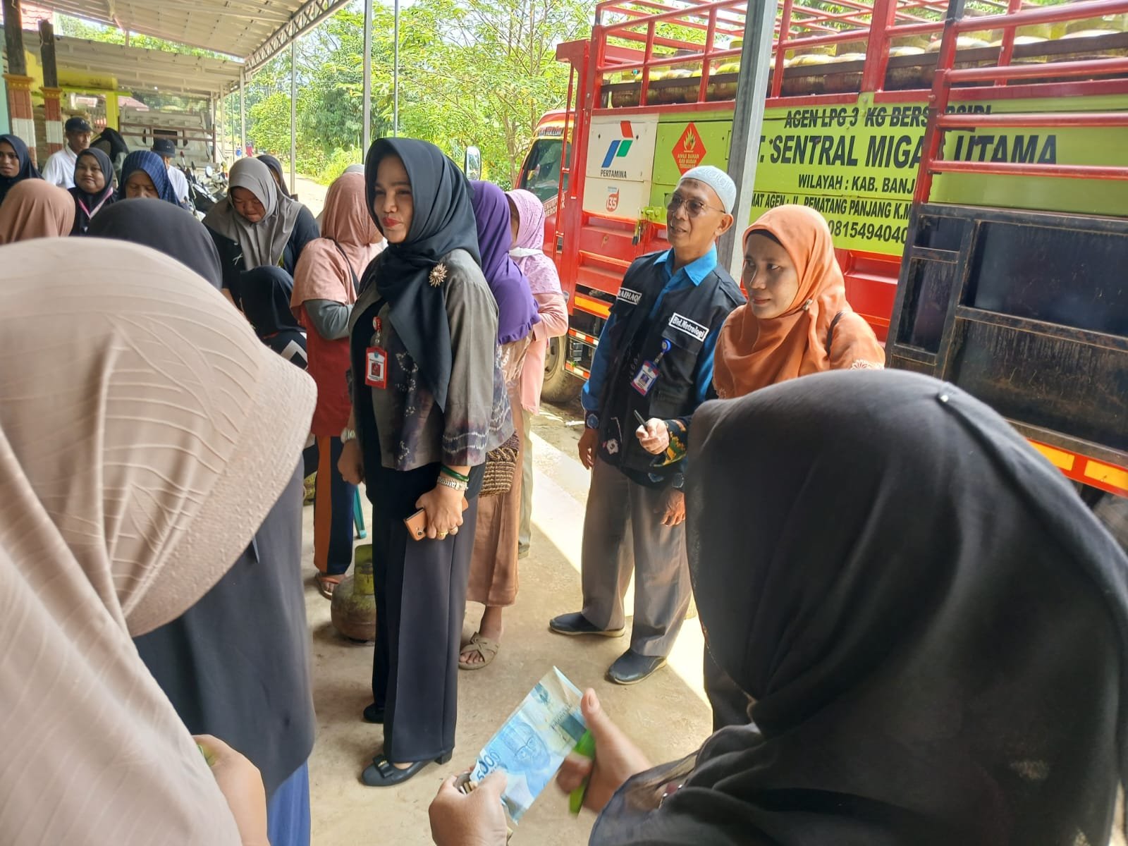 Operasi Pasar LPG 3 Kg di Desa Takuti Diserbu Warga, Harga Sesuai HET!