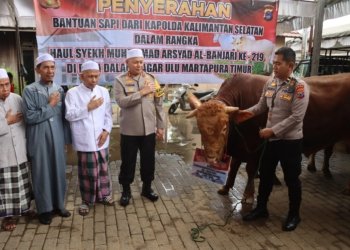 Kapolda Kalsel Serahkan Bantuan Sapi untuk Haul ke-219 Datu Kelampaian