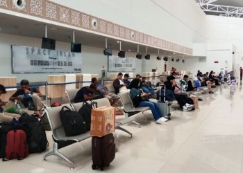 Ratusan Penumpang Padati Bandara Syamsuddin Noor, Arus Balik Diprediksi Membludak