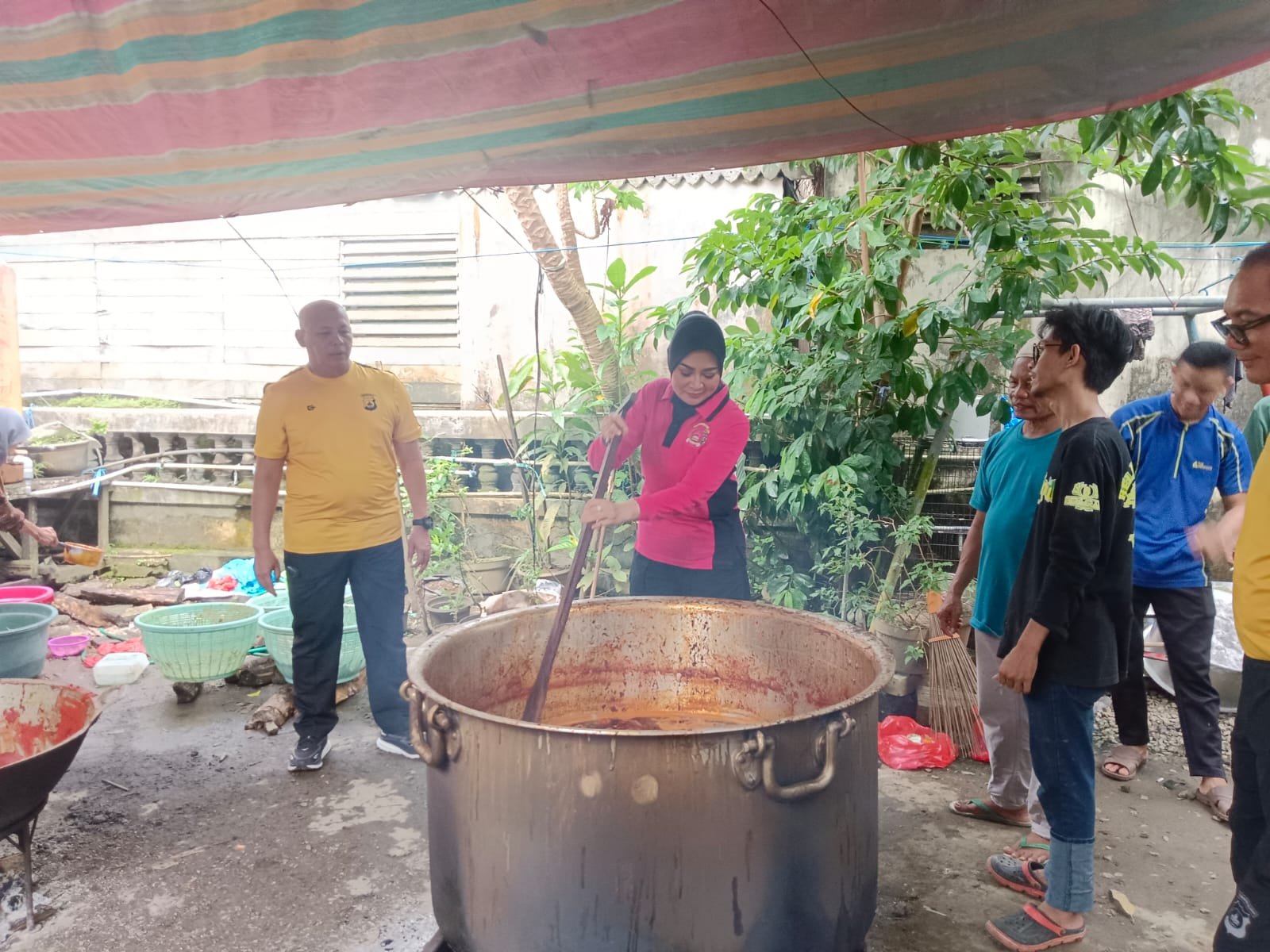 Bhayangkari Kalsel Hadirkan 20.000 Nasi Bungkus untuk Jamaah Haul Datu Kalampayan