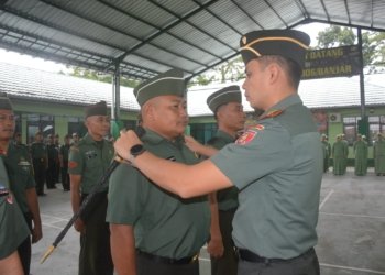 Momen Haru dan Kebanggaan Warnai Upacara Kenaikan Pangkat dan Purna Tugas di Kodim 1006/Banjar