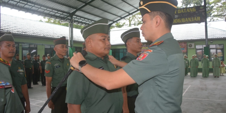 Momen Haru dan Kebanggaan Warnai Upacara Kenaikan Pangkat dan Purna Tugas di Kodim 1006/Banjar