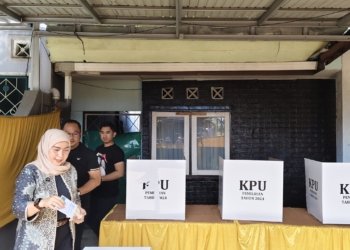 Erna Lisa Halaby Berikan Hak Pilihnya di TPS 026 Pada Pelaksanaan PSU Banjarbaru