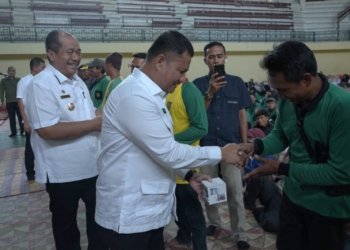 Bupati Asahan dan Wakil Bupati Berikan Salam Hormat Kepada Ratusan Petugas Kebersihan Asahan