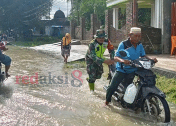 Sigap Terjang Banjir, Babinsa Koramil 01/Barus Jadi Pahlawan Warga di Tengah Derasnya Air