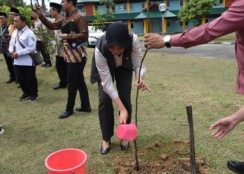 Yenni Eviliana Hadiri Pelantikan PPIH dan Pelaksanaan Meal Test Embarkasi Balikpapan