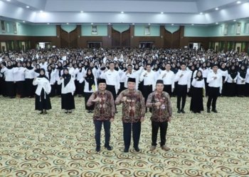 Gubernur Muhidin Serahkan 1.234 SK CPNS dan PPPK: “Jadilah ASN yang Bekerja dengan Hati dan Integritas!”