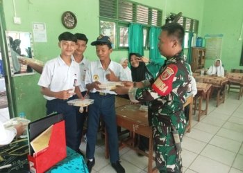 Penuh Semangat di Jumat Berkah: 720 Siswa SMPN 3 Martapura Dapat Nutrisi Gratis Lewat Program MBG