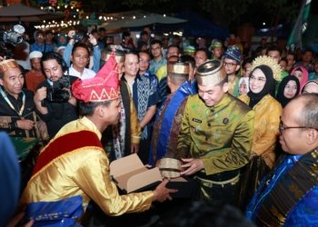 Pesona Budaya Mappanre Ri Tasi’e dan Expo Tanah Bumbu 2025 Resmi Dibuka, Bupati Tanbu: Cermin Kearifan Lokal Masyarakat Pesisir
