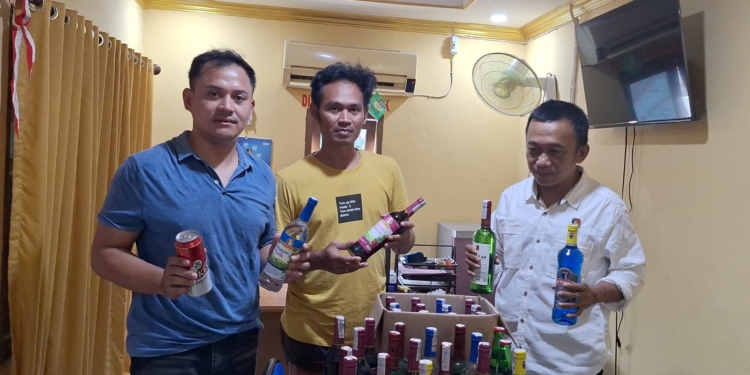 Polsek Liang Anggang Sita Puluhan Botol Miras Siap Jual di Jalan Gubernur Soebardjo