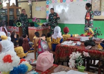 TNI Masuk Kelas, Babinsa Kodim 1006/Banjar Ajak Siswa SDN 5 Keraton Asyik Belajar Matematika dengan Metode GASING