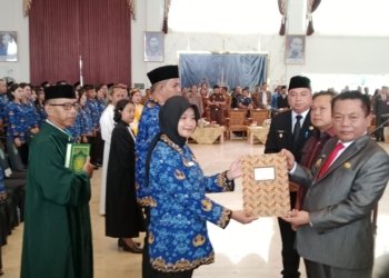 Bupati Kapuas Wiyatno Serahkan Surat Keputusan Kepada CPNS dan PPPK Formasi 2024