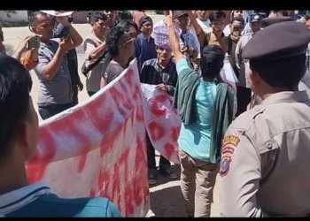 Mandi Massal di Depan Kantor PDAM, Mahasiswa GERAM Protes Krisis Air Bersih di Tapteng