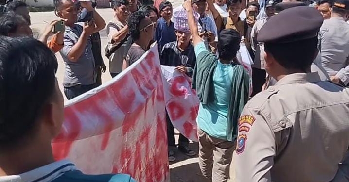 Mandi Massal di Depan Kantor PDAM, Mahasiswa GERAM Protes Krisis Air Bersih di Tapteng