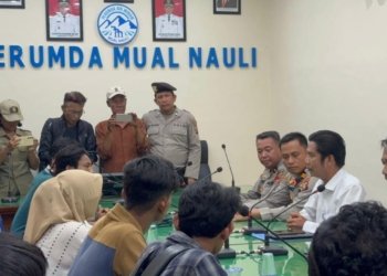 Mahasiswa GERAM Lakukan Mandi Massal di Depan Kantor, Protes Krisis Air Bersih yang Tak Kunjung Usai