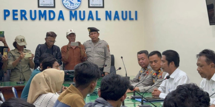Mahasiswa GERAM Lakukan Mandi Massal di Depan Kantor, Protes Krisis Air Bersih yang Tak Kunjung Usai