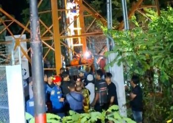 Petugas DPKP Banjar Evakuasi Pekerja Lemas dari Atas Tower 40 Meter di Beruntung Baru
