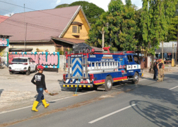 Cepat Tanggap, DPKP Kabupaten Banjar Bersihkan Ceceran Solar di Jalan A. Yani Km. 41