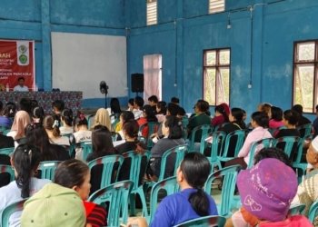 Ekti Imanuel Dorong Pemahaman Hukum Masyarakat Lewat Sosialisasi Perda di Kampung Tanjung Isuy
