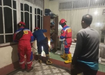 Warga Sekumpul Geger, Damkar Banjar Tangkap Ular Cobra Sepanjang 1 Meter di Dalam Lemari