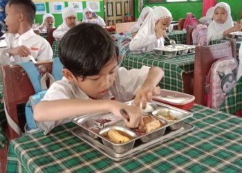 Ingat Adiknya di Rumah, Siswa Kelas 1 Fahmi Pilih Bawa Pulang Jatah Makan Graris