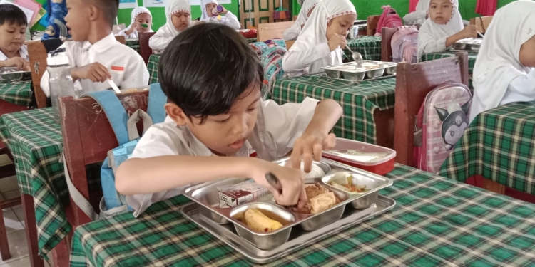 Ingat Adiknya di Rumah, Siswa Kelas 1 Fahmi Pilih Bawa Pulang Jatah Makan Graris