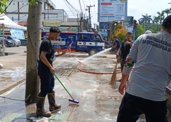 Usai Pemotongan Kurban, DPKP Banjar Sigap Bersihkan Lokasi Depan Gedung PCNU