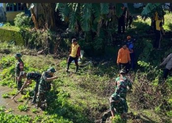 TNI dan Warga Desa Malintang Baru Kompak Bersihkan Lingkungan Terutama Saluran Air