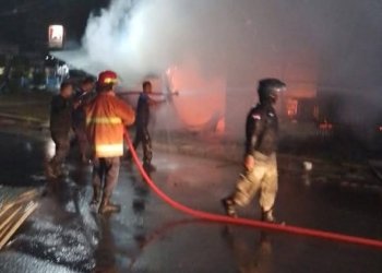 Kebakaran Hebat di Pandan: Warung Kopi Hangus, Dua Kendaraan Ikut Terbakar