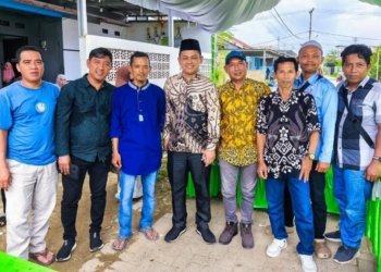 Anggota DPRD Mahruri Terlihat Akrab Berbincang dengan Awak Media di Acara Akikah