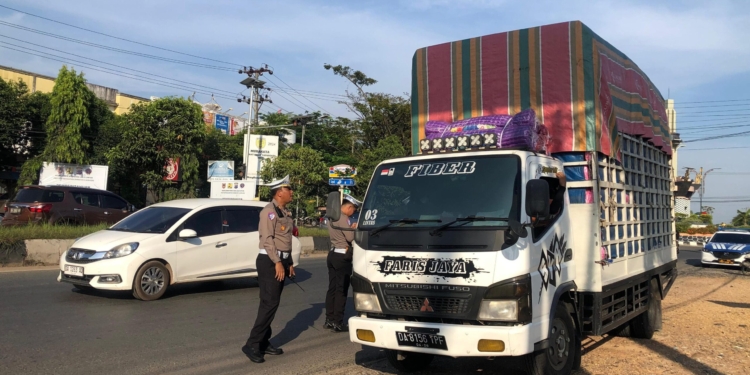 Uji Kesadaran Masyarakat, Satlantas Polres Banjarbaru Sosialisasikan Over Dimension Hingga Over Loading