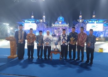 Wakil Bupati Kabupaten Banjar Said Idrus Serahkan Piala Bergilir MTQ XXXVI, Tanda Siap Sambut Tamu Se-Kalsel di Kota Serambi Mekkah