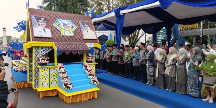 Meriah dan Penuh Warna, Bupati Banjar H Saidi Mansyur Lepas Pawai Ta’aruf MTQ Nasional XXXVI Tingkat Provinsi Kalsel