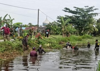 TNI dan Warga Sungai Kupang Bergotong Royong Bersihkan Sungai, Tangkal Banjir dan Penyakit