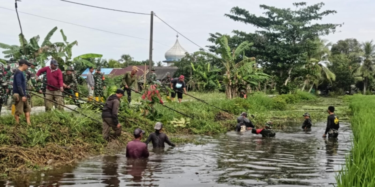TNI dan Warga Sungai Kupang Bergotong Royong Bersihkan Sungai, Tangkal Banjir dan Penyakit