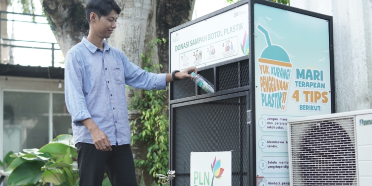 PLN Kalselteng Donasikan Tempat Sampah Botol Plastik, Wujud Komitmen Jaga Kelestarian Lingkungan