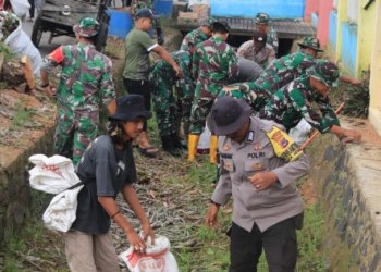 Kodim 1006/Banjar Aksi Bersih-Bersih Pasar Astambul, TNI dan Warga Kompak Rayakan HUT Kodam VI/Mulawarman