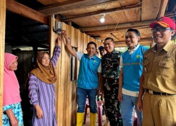 28 Keluarga di Kampung Menra Merasakan Akses Listrik 24 Jam