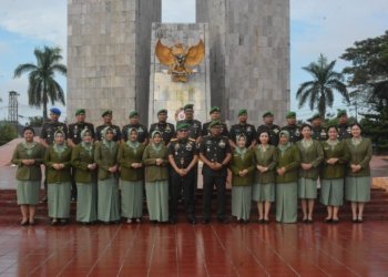 Peringati HUT ke-67 Kodam VI/Mulawarman, Dandim 1006/Banjar Tabur Bunga di Makam Pahlawan