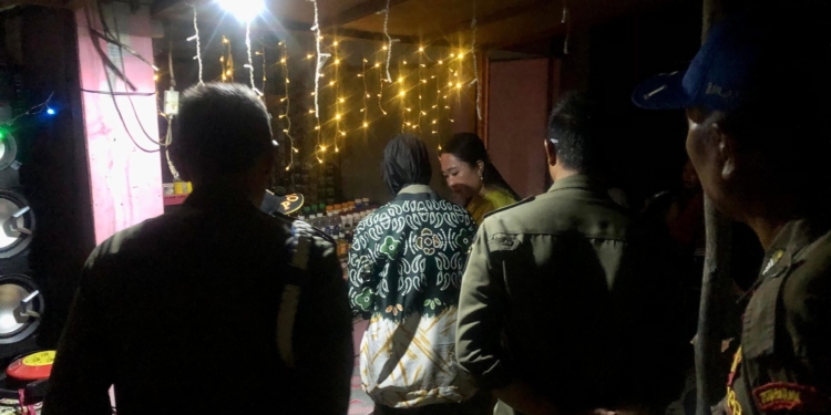 Tim Gabungan Satpol PP Banjarbaru Sidak Warung Remang-remang di Jalan Trikora