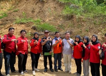 Simulasi Longsor Spektakuler Tutup Pelatihan Destana di Gunung Batu: Kolaborasi Warga dan PMI Banjar Dapat Apresiasi