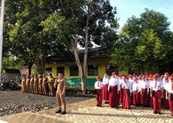 Dukung Gerakan GATI, Kepala Desa Suka Damai Antar Anaknya Dihari Pertama Masuk Sekolah
