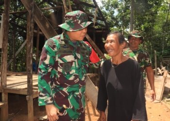 Dansatgas TMMD Ke-125 Kodim 1006/Banjar Bantu Bedah Rumah Warga di Desa Belimbing Lama