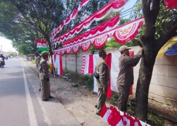 Nekat Jualan di Bahu Jalan, Pedagang Bendera Musiman Ditertibkan Satpol PP Banjarbaru
