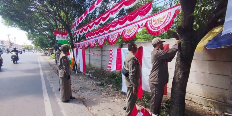 Nekat Jualan di Bahu Jalan, Pedagang Bendera Musiman Ditertibkan Satpol PP Banjarbaru