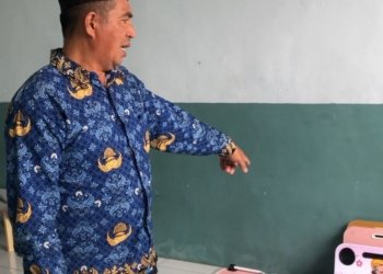 Fasilitas Belajar Kurang Memadai, Siswa Duduk Lesehan di Lantai Bawa Meja Sendiri