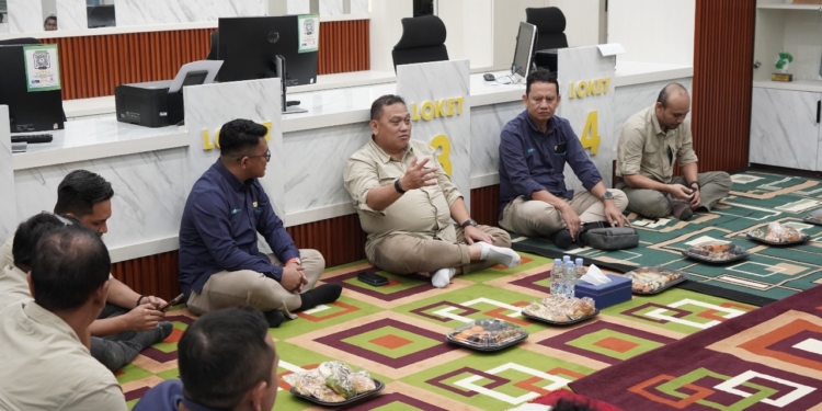 GM PLN Kalselteng Tinjau Unit Terujung untuk Pastikan Pelayanan Optimal Jelang Hari Kemerdekaan