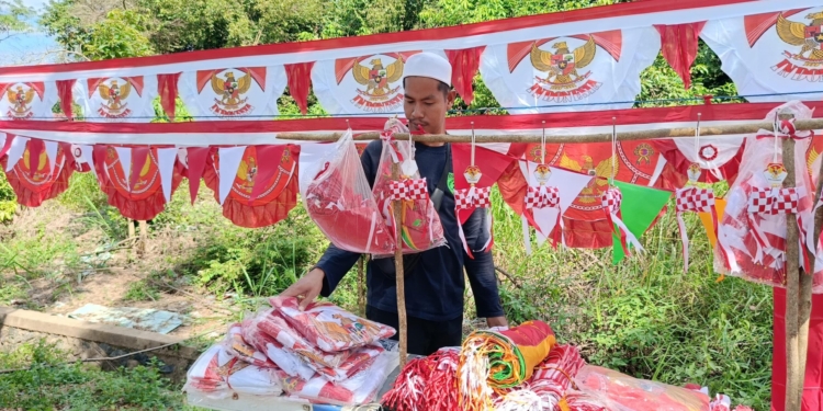Jelang HUT RI, Pedagang Musiman Bendera Merah Putih Mulai Marak di Kota Banjarbaru